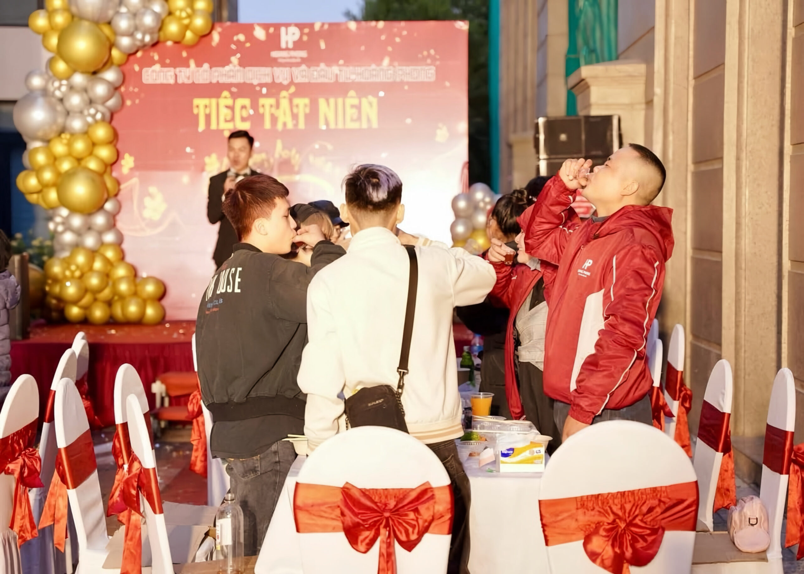 Tập thể Bao Bì Hoàng Phong nâng ly chúc mừng năm mới 2024