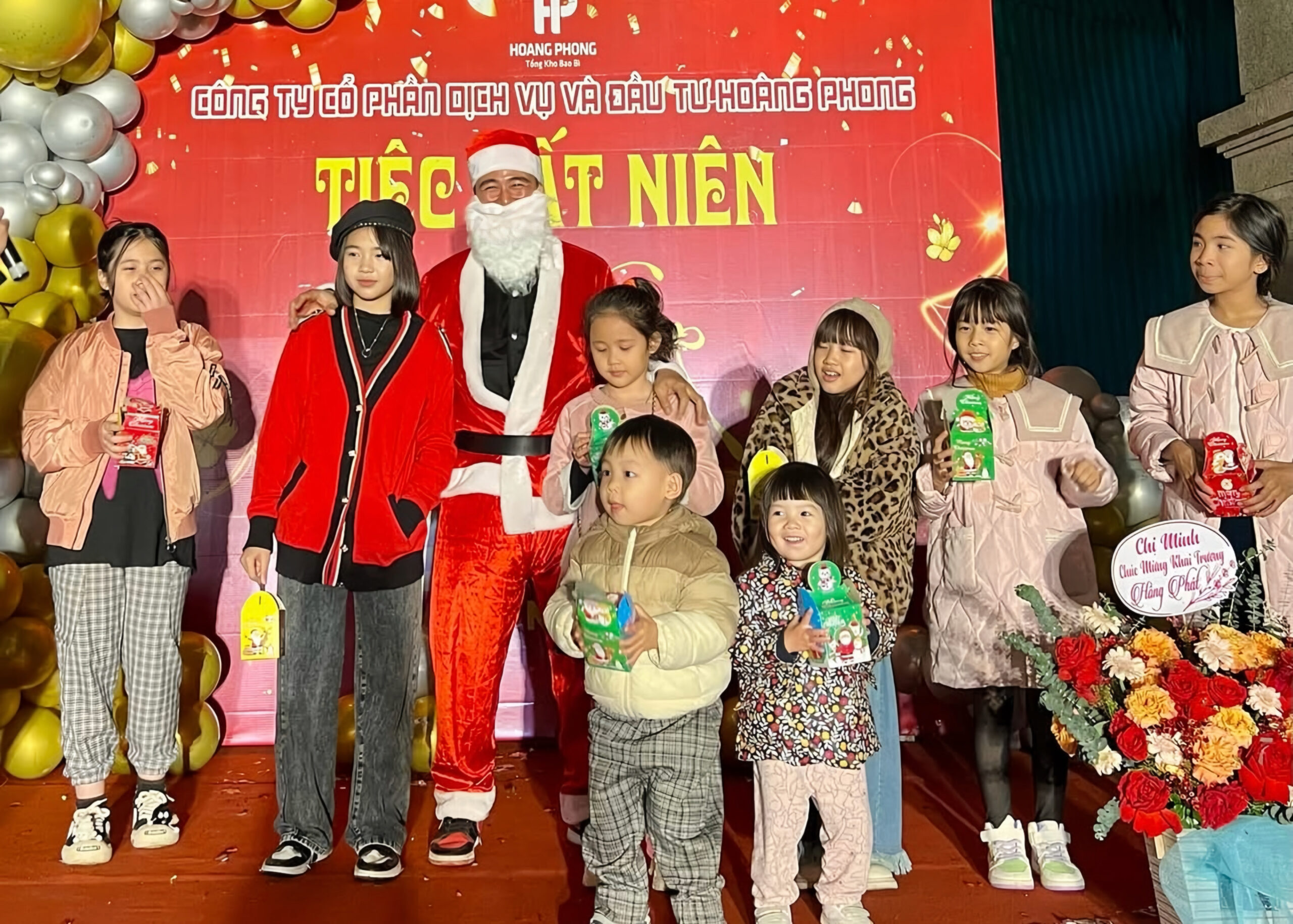 Các em nhỏ tham gia chương trình tất niên Bao Bì Hoàng Phong 2024